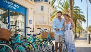 Couple choisissant des vélos de location à Arcachon pour explorer la ville.